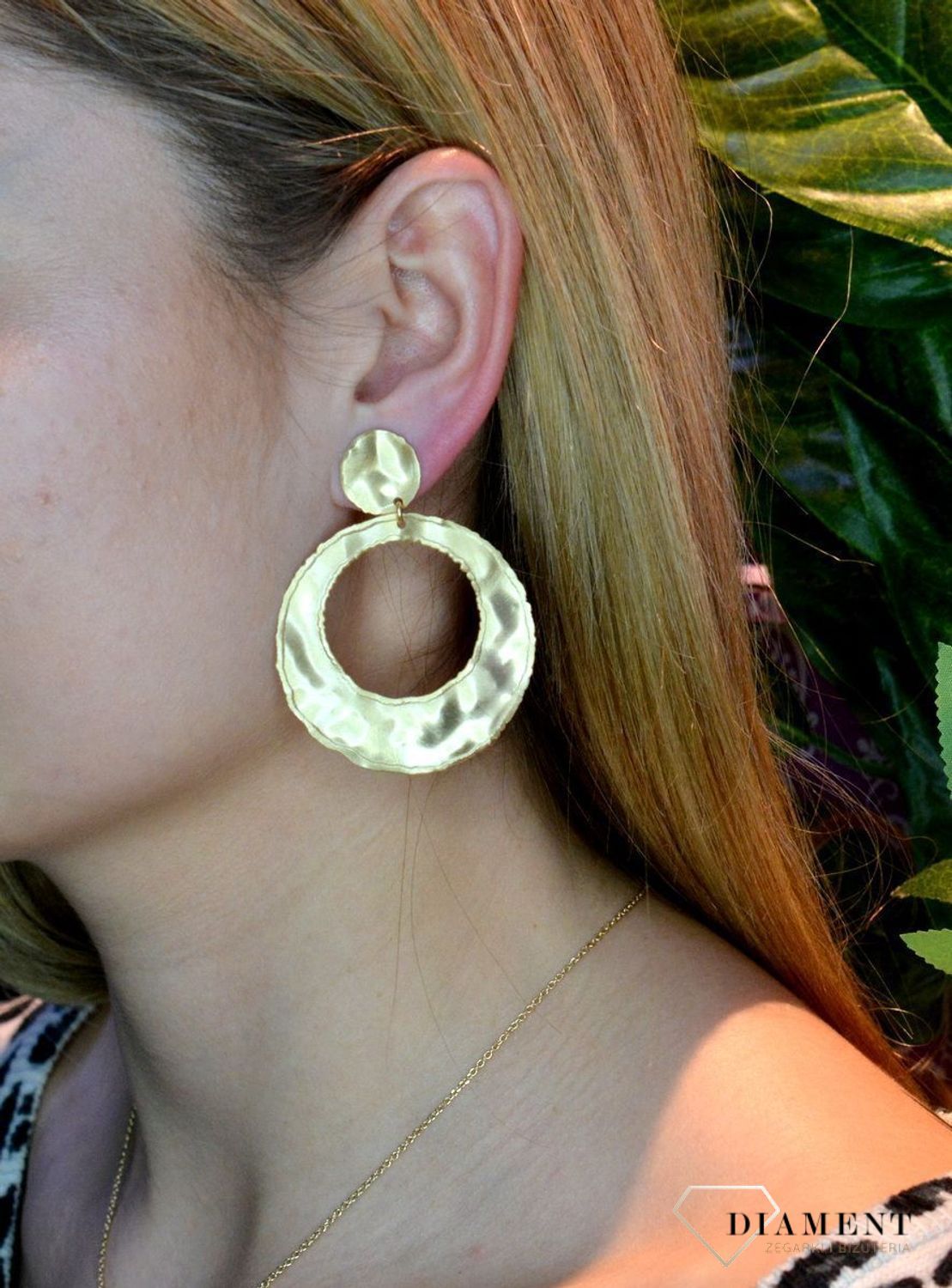 Kolczyki srebrne okrągłe gniecione blaszki pozłacane OR AQ H4180229. Srebrne kolczyki okrągłe w pozłoceniu żółtego złota to ponadczasowa biżuteria 💎. Biżuteria idealna na prezent 💎. Modne kolczyki blaszki gniecione są.jpg